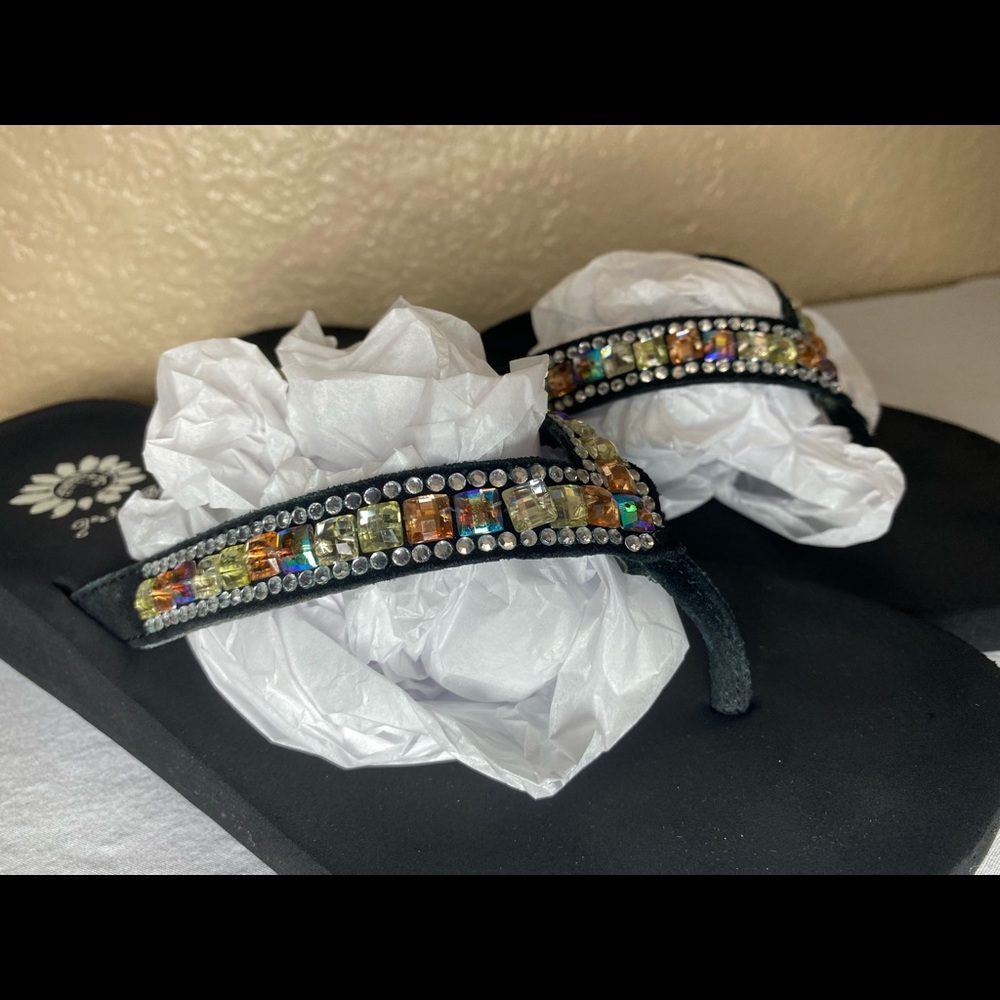🟨  Yellow box flip flops 🩴 size 7.5 🟨